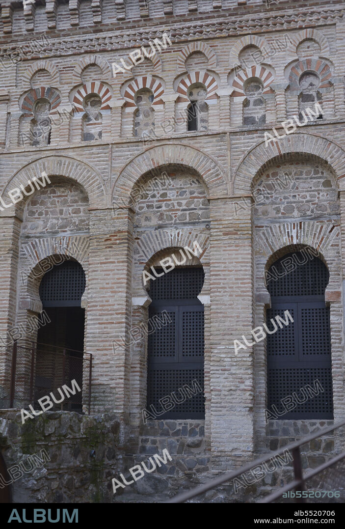 Toledo. Castilla-La Mancha. España. Ermita del Cristo de la Luz. Antigua mezquita, construída a finales del siglo X y convertida en iglesia cristiana en el siglo XII. Detalle arquitectónico de la fachada noroeste. Construída en ladrillo. Tiene tres arcos de medio punto enmarcados por arcos de herradura, con vanos de entrada a la sala de oración. La parte superior está compuesta por arcos polilobulados que enmarcan arcos de herradura de estilo califal, decorados con dovelas.