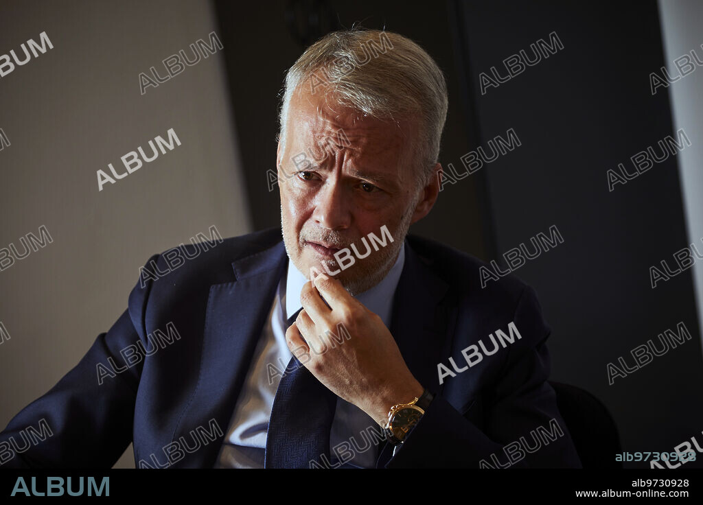 Madrid, 07/10/2021. Entrevista a Antonio Camacho, abogado, en su despacho profesional. Ha sido secretario de Estado de Interior y ministro del Interior durante el Gobierno socialista de Rodríguez Zapatero. Ha sido también fiscal y juez. Foto: Guillermo Navarro. ARCHDC.
