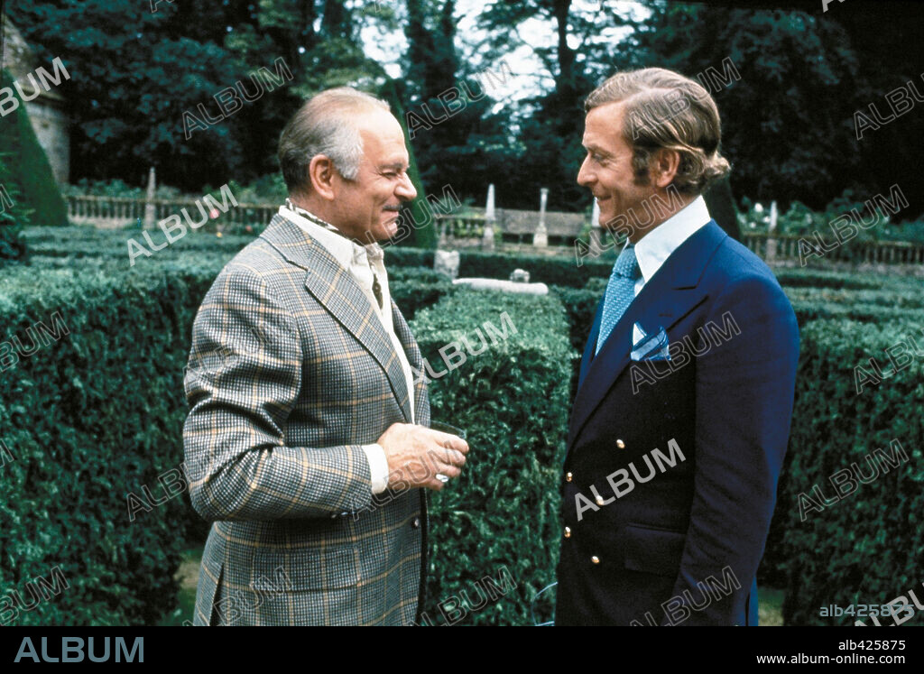 LAURENCE OLIVIER and MICHAEL CAINE in SLEUTH, 1972, directed by JOSEPH L. MANKIEWICZ. Copyright 20TH CENTURY FOX.