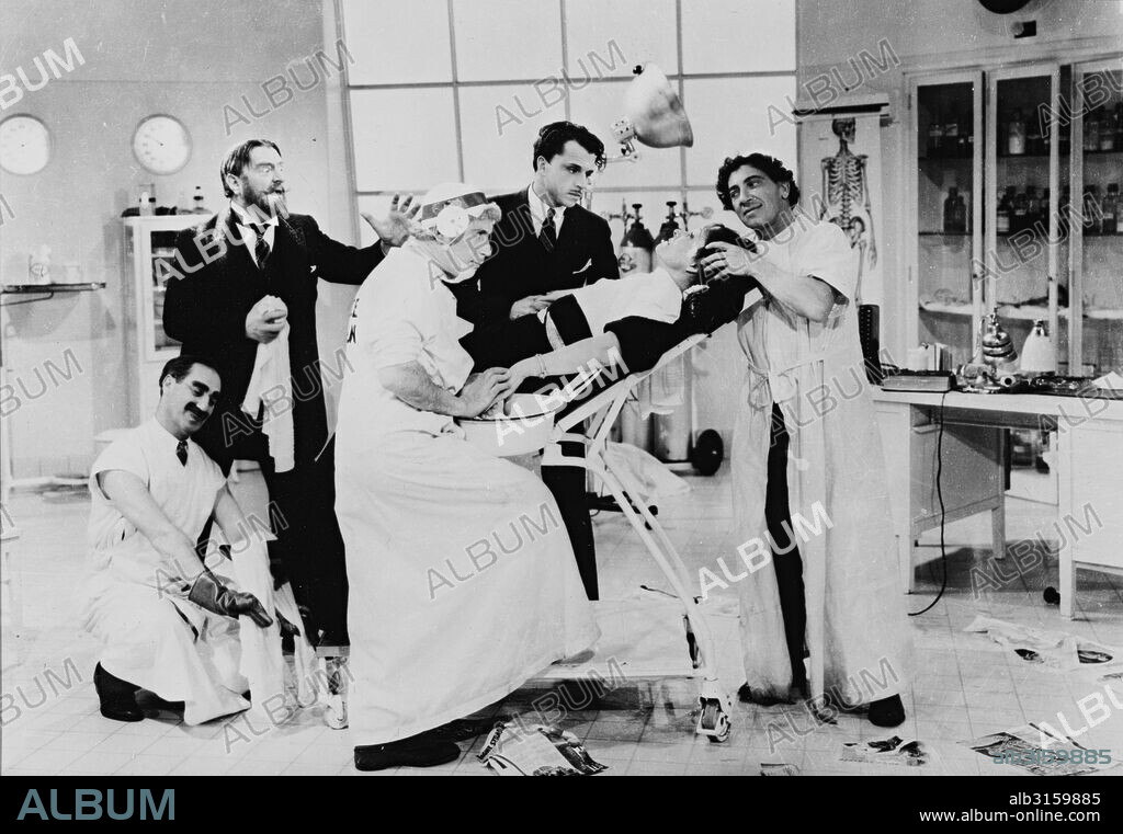 THE MARX BROTHERS in MARX BROTHERS - DAS GROSSE RENNEN, 1937 (A DAY AT THE RACES), unter der Regie von SAM WOOD. Copyright M.G.M.