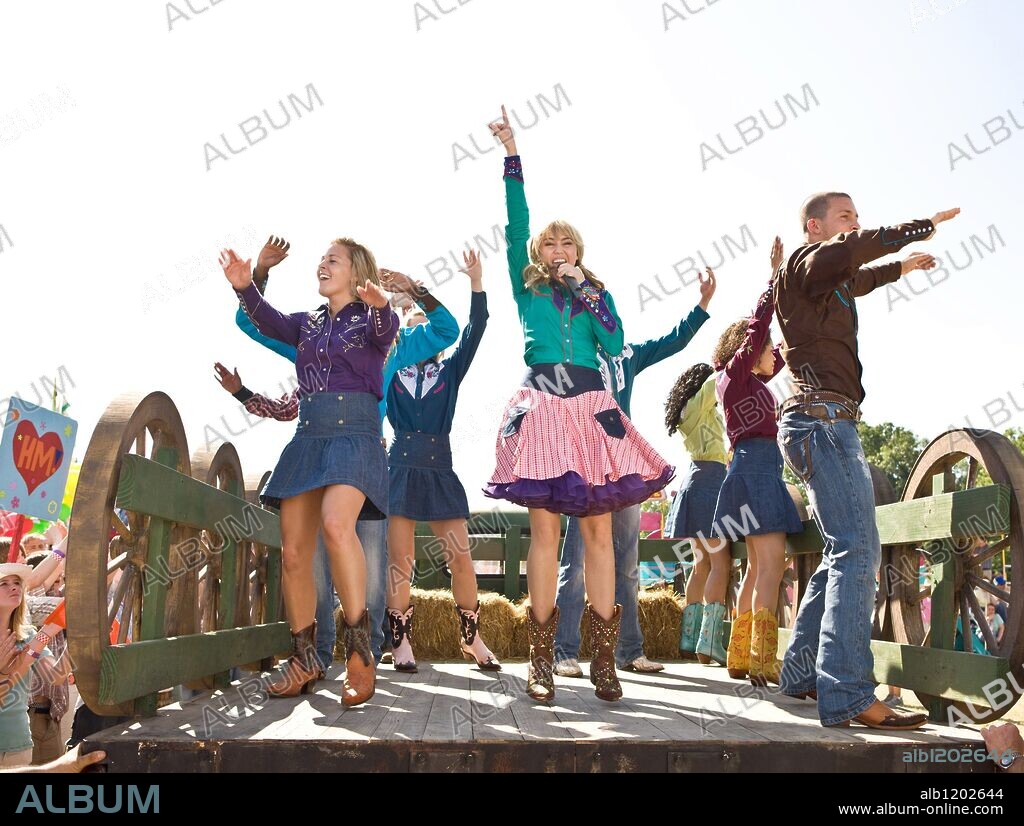 MILEY CYRUS in HANNAH MONTANA: THE MOVIE, 2009, directed by PETER CHELSOM. Copyright millar gough ink/walt disney pictures / EMERSON, SAM.