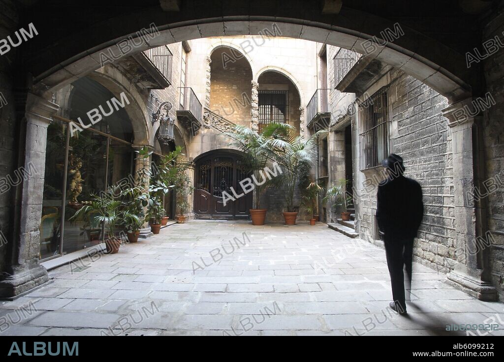 Barcelona; palacio /palau Dalmases en la calle Montcada (El Born / La Ribera).