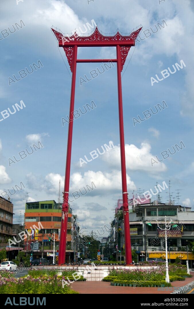 It must rate as one of Bangkok’s most curious sights - the so-called Giant Swing, a 25 m high, blood-red, wooden structure, which stands in front of Wat (Temple) Suthat. The Giant Swing, in Thai <i>Sao-Ching-Cha</i> ('Swinging Pillars'), consists of two solid pillars which are connected at their tops with a wooden beam. From this beam, in days gone by, worshippers of Lord Shiva used to swing in a kind of gondola for the entertainment of their god. They could also earn themselves some cash: a bag of money was tied to one of the pillars and the participants had to grab this with their teeth. Predictably, many fell to their doom, and the festivities, usually conducted in December or January when Shiva was supposed to visit the earth, were discontinued in 1935. The 'Swinging Festival' was one of the numerous Thai rites which had its origins in ancient India.