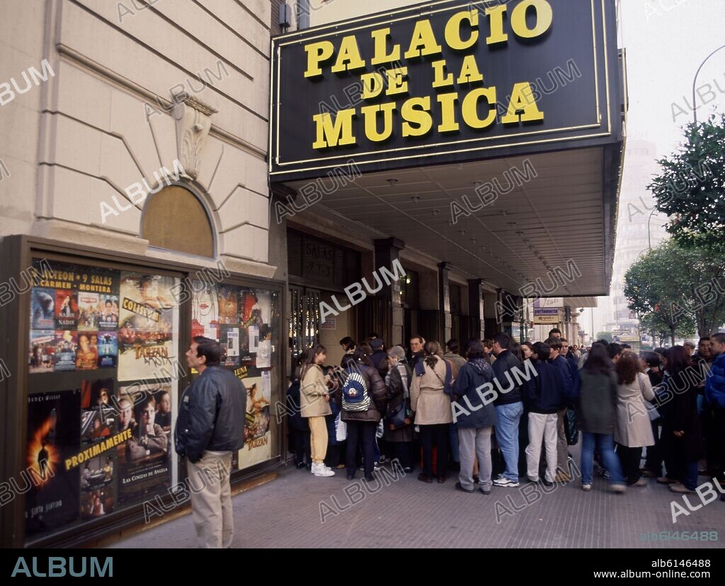 FILA DE GENTE ESPERANDO EN LA TAQUILLA DEL CINE PALACIO DE LA MUSICA SITUADO EN LA CALLE GRAN VIA NUMERO 35.