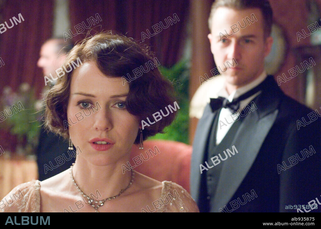 EDWARD NORTON and NAOMI WATTS in THE PAINTED VEIL, 2006, directed by JOHN CURRAN. Copyright WIP/ STRATUS FILM/BOB YARI PROD./CLASS 5 FILMS/COLLETON COMP / WILSON, GLEN.
