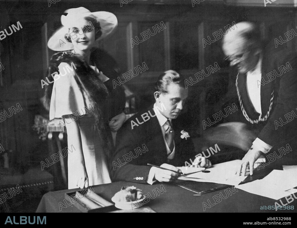 Orig. bildtext... LE MARIAGE DU PRINCE MDIVANI AVEC MISS HUTTON Le mariage civil du prince Mdivani avec Miss Hutton a été célébré cet apres-midi à la mairie du XVI arrondisement. N.P.M. Le prince Mdivani signant l'acte de mariage. Orig. bildtext... LA PRINCESSE MDIVANI DEMANDE LE DIVORCE Après 21 mois de mariage, la Princesse Mdivani a demandé le divorce. Le Prince est tout à fait d'accord, et malgré cette grave décision, ils semblent ètre plus amis que jamais. N.P.M. Un récent portrait des jeunes époux. Anm. Barbara Hutton, the million dollar baby, arvtagerska till den Woolworthska förmögenheten, amerikansk societetskändis. Giftermålet med den ryske prinsen Mdivani var hennes första av sju. Borgerligt giftermål Underskrifter Se även BBA617 och BBA620 CD191 persons: ALEXIS MDIVANI;BARBARA HUTTON sites: FRANKRIKE;PARIS;RYSSLAND*;USA*.