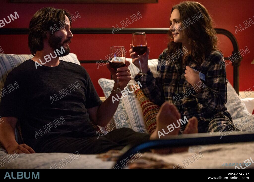 KEANU REEVES y WINONA RYDER en LA BODA DE MI EX, 2018 (DESTINATION WEDDING), dirigida por VICTOR LEVIN. Copyright Sunshine Pictures/Regatta/thefyzz/Service Fish.