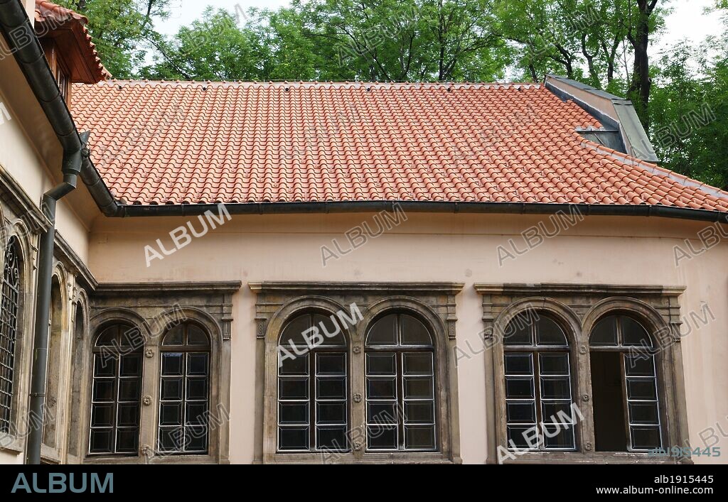 REPUBLICA CHECA. PRAGA (PRAHA). SINAGOGA PINKAS. Construida en el 1535. Después de la II G. M., fué convertida en Monumento a los judios de Moravia y Bohemia exterminados por los nazis y Museo. Josefov (Antiguo Barrio Judio). Exterior. Centro Europa.