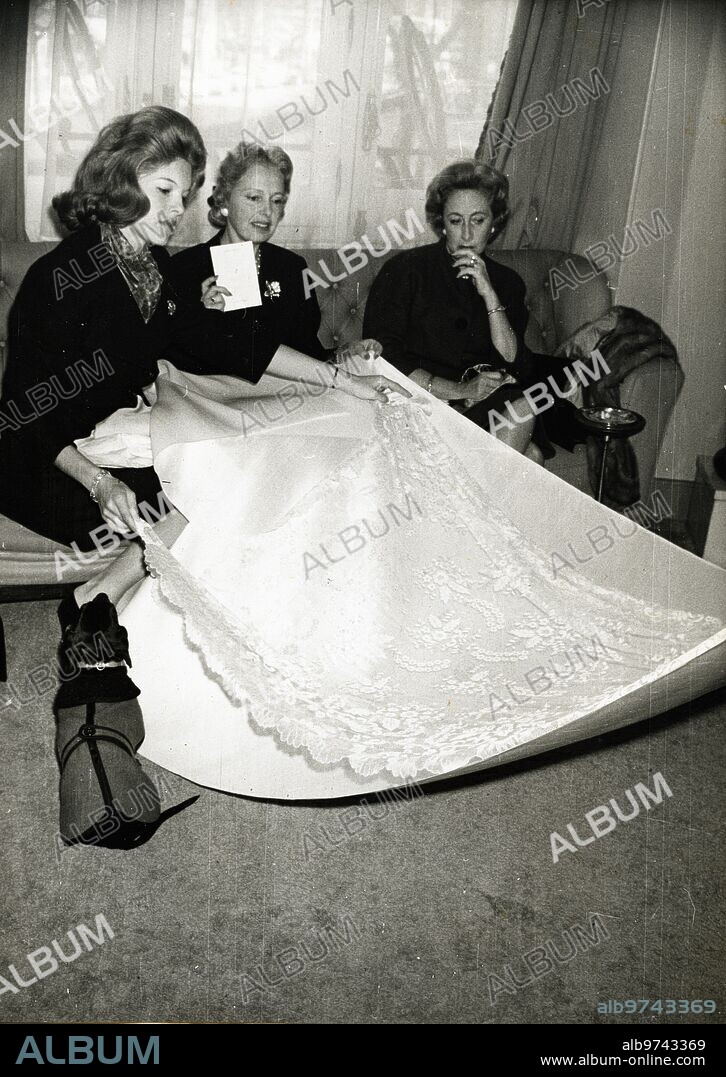 1961. Beatriz Lodge, hija del embajador de Estados Unidos en Madrid, eligiendo un encaje granadino para su traje de novia siendo asesorada por su madre. Ambas visitaron la casa del modisto Pedro Rodríguez para elegir el equipo de novia de Beatriz.