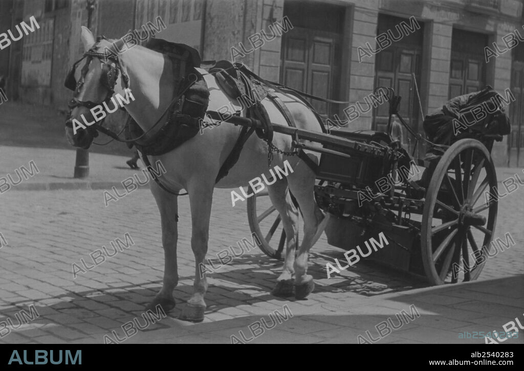 Carro de limpieza en las calles de Barcelona. Años 1940.