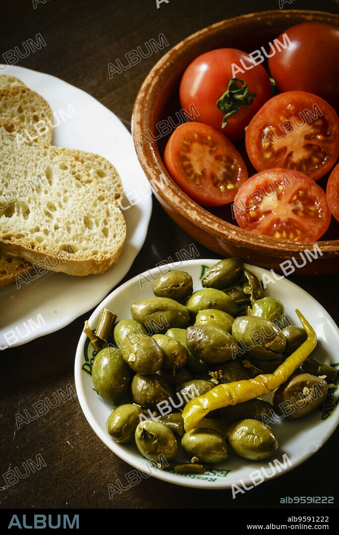 olivas Trencades mallorquinas y tomates de Ramallet, Mallorca,Islas Baleares,Spain.