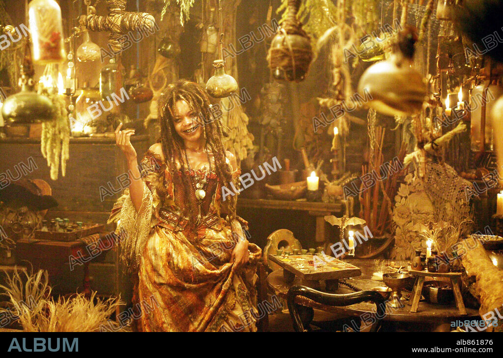 NAOMIE HARRIS en PIRATAS DEL CARIBE: EL COFRE DEL HOMBRE MUERTO, 2006 (PIRATES OF THE CARIBBEAN: DEAD MAN'S CHEST), dirigida por GORE VERBINSKI. Copyright DISNEY ENTERPRISES / MOUNTAIN, PETER.