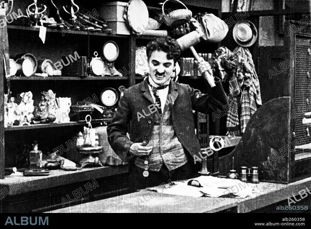 CHARLIE CHAPLIN dans THE PAWNSHOP, 1916, réalisé par CHARLES CHAPLIN. Copyright MUTUAL FILM COMPANY.