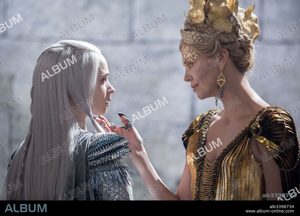 CHARLIZE THERON y EMILY BLUNT en CRONICAS DE BLANCANIEVES, LAS: EL CAZADOR Y LA REINA DEL HIELO, 2016 (HUNTSMAN, THE: WINTER'S WAR), dirigida por CEDRIC NICOLAS-TROYAN. Copyright ROTH FILMS/UNIVERSAL PICTURES.