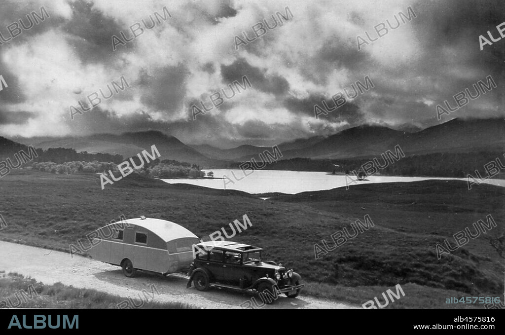 1930 Morris Oxford Six with Winchester Streamline caravan.