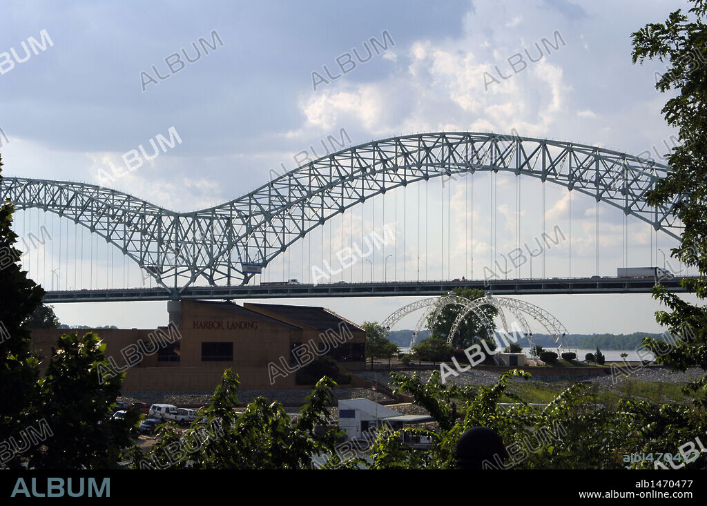 PUENTE HERNANDO DE SOTO sobre el río Mississippi. MEMPHIS. Estado de Tennessee. Estados Unidos.