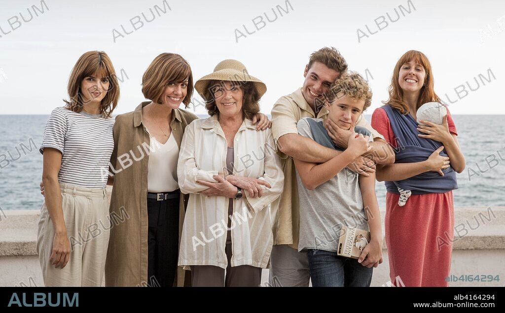 ALEXANDRA JIMENEZ, CARLOS CUEVAS, CARMEN MAURA, CLARA LAGO, LEON MARTINEZ y PAULA MALIA en GENTE QUE VIENE Y BAH, 2018, dirigida por PATRICIA FONT. Copyright ZETA CINEMA.