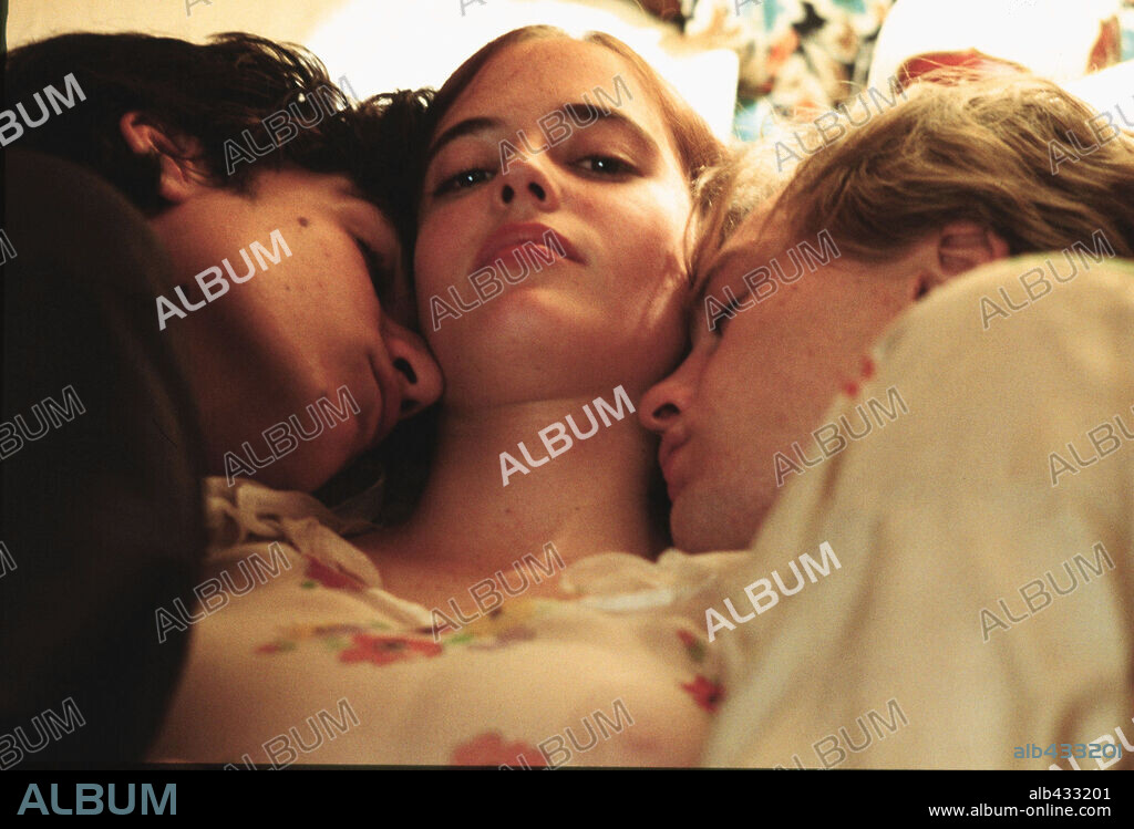 EVA GREEN, LOUISE GARREL y MICHAEL PITT en SOÑADORES, 2003 (THE DREAMERS), dirigida por BERNARDO BERTOLUCCI. Copyright RECONDED PICTURE COMPANY/PENINSULAÑ FILMS/FICTION FILMS.