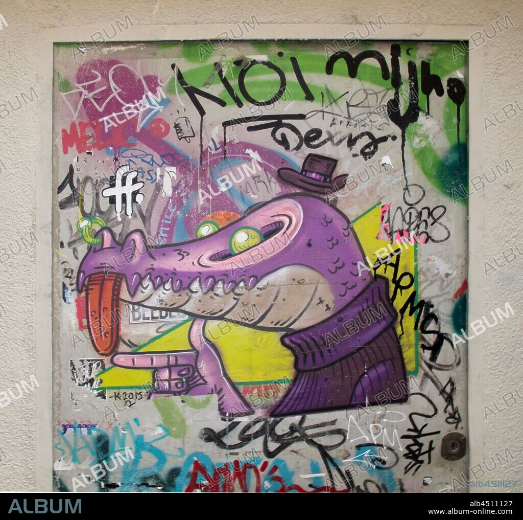 Pintura estilo cómic de cocodrilo violeta con jersey de cuello alto, graffiti mural, barrio Raval, Distrito V, Barcelona en 2016.
