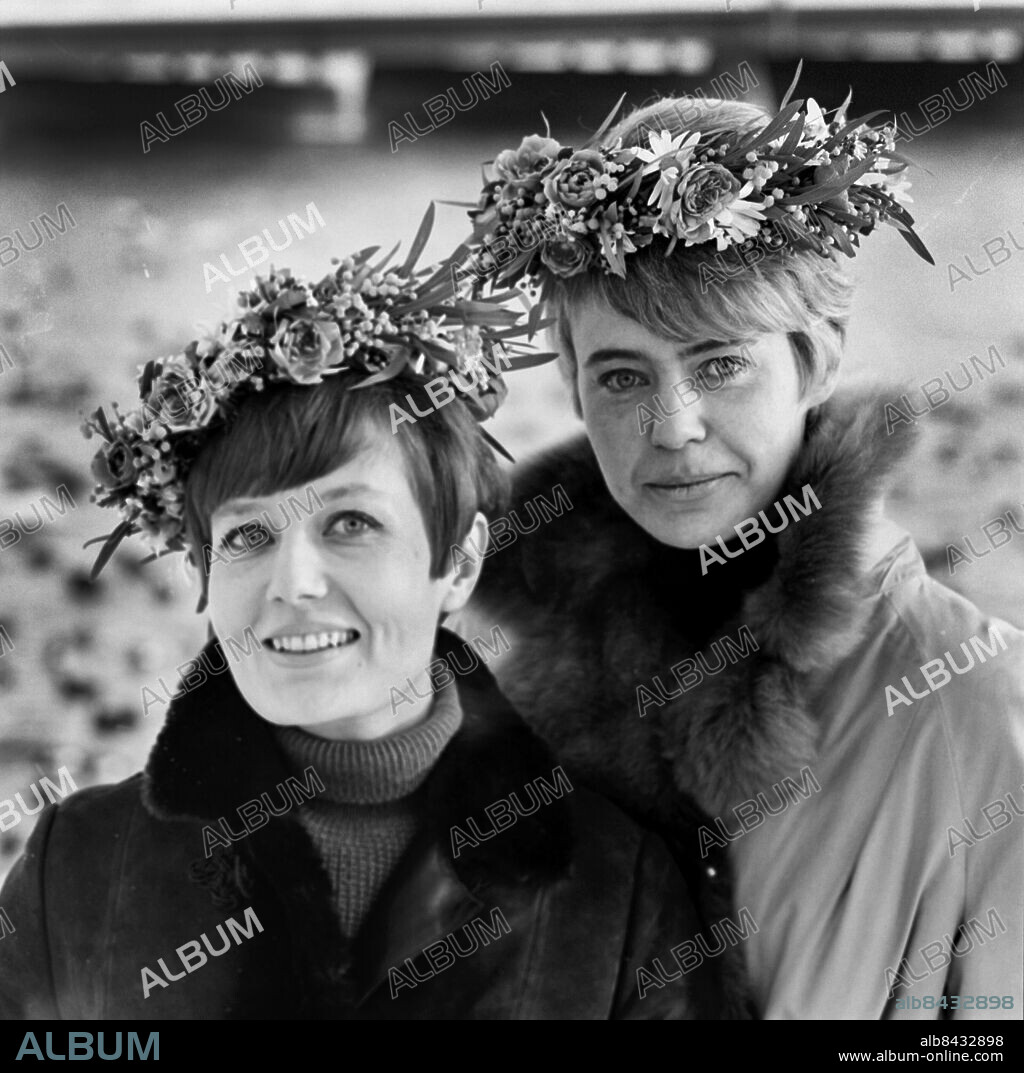 STOCKHOLM 1968.. Gun Allroth (tv), TV-producent, och Cilla Ingvar, revyartist, skribent. De båda valdes till TV-topp 1967 respektive Radio-Topp 1967 av Röster i Radio-TV:s riksjury.. Foto: Ulf Stråhle / RiR / SVT / Kod: 5600.. Reportage publ. i RiR 4/68 sid. 8-9.. RiR 18994 sv/v neg  . Kransar Pälskragar.