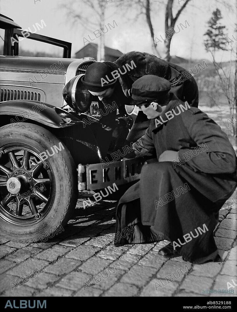 ARKIV 1934. Bilskolelärare vid Ekmans bilskola undervisar en kvinnlig elev.. Driving-lesson at Ekmans driving school.. Bilen är en Essex från 1930.. Foto: TT / Kod 1900.