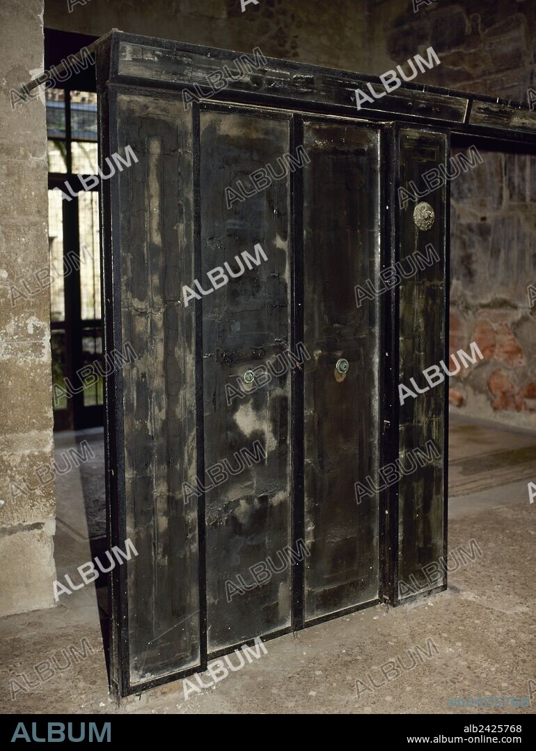 ARTE ROMANO. ITALIA. CASA DEL TRAMEZZO DI LEGNO. Vista del interior de la vivienda. Destaca la puerta de madera que se ha conservado y que separaba el "atrium" del "tablinum". HERCULANO. La Campania.