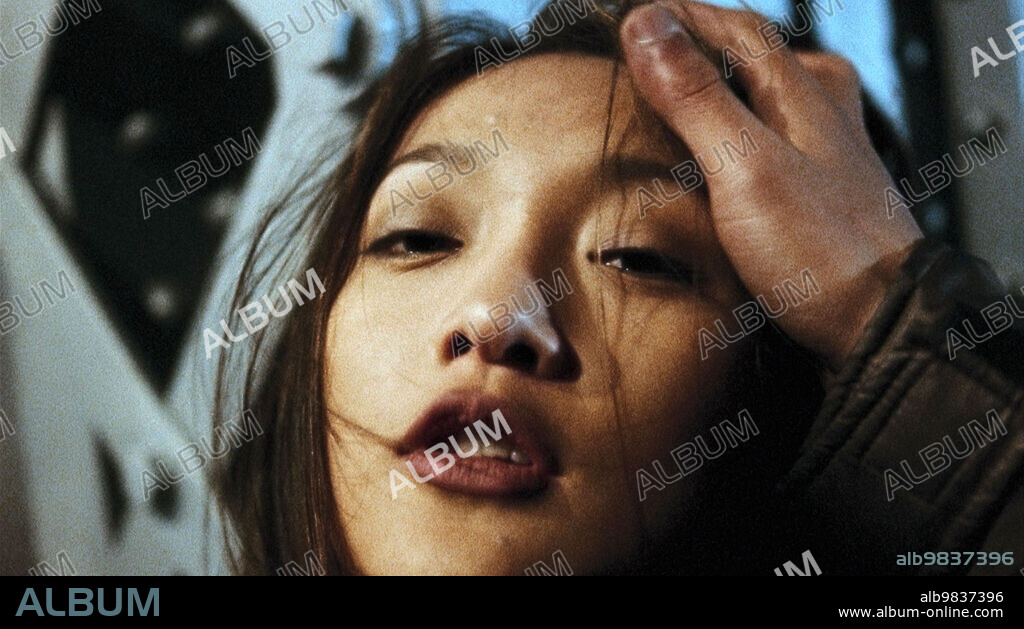XUN ZHOU in SUZHOU RIVER, 2000 (SUZHOU HE), directed by LOU YE. Copyright ESSENTIAL FILMPRODUKTION GMBH.