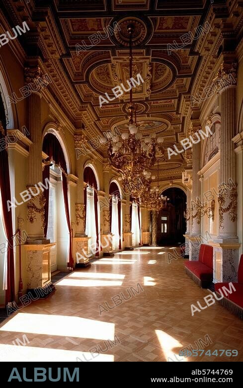 Dresden (Sachsen), Semperoper (ehem. Königliches Hoftheater; erb. 1871-78; Arch.: Gottfried Semper; nach Kriegzerstörungen wiederaufgebaut bis 1985). Innenansicht: Oberes Rundfoyer. Foto, 1997.