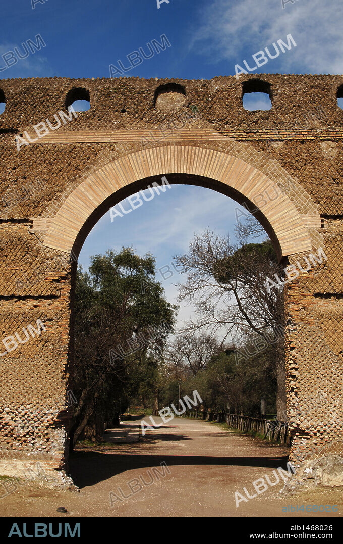 ARTE ROMANO. ITALIA. VILLA ADRIANA. Villa imperial construída en el siglo II por orden del emperador Adriano (76-138). Vista parcial del PECILE. Cercanías de Tivoli.