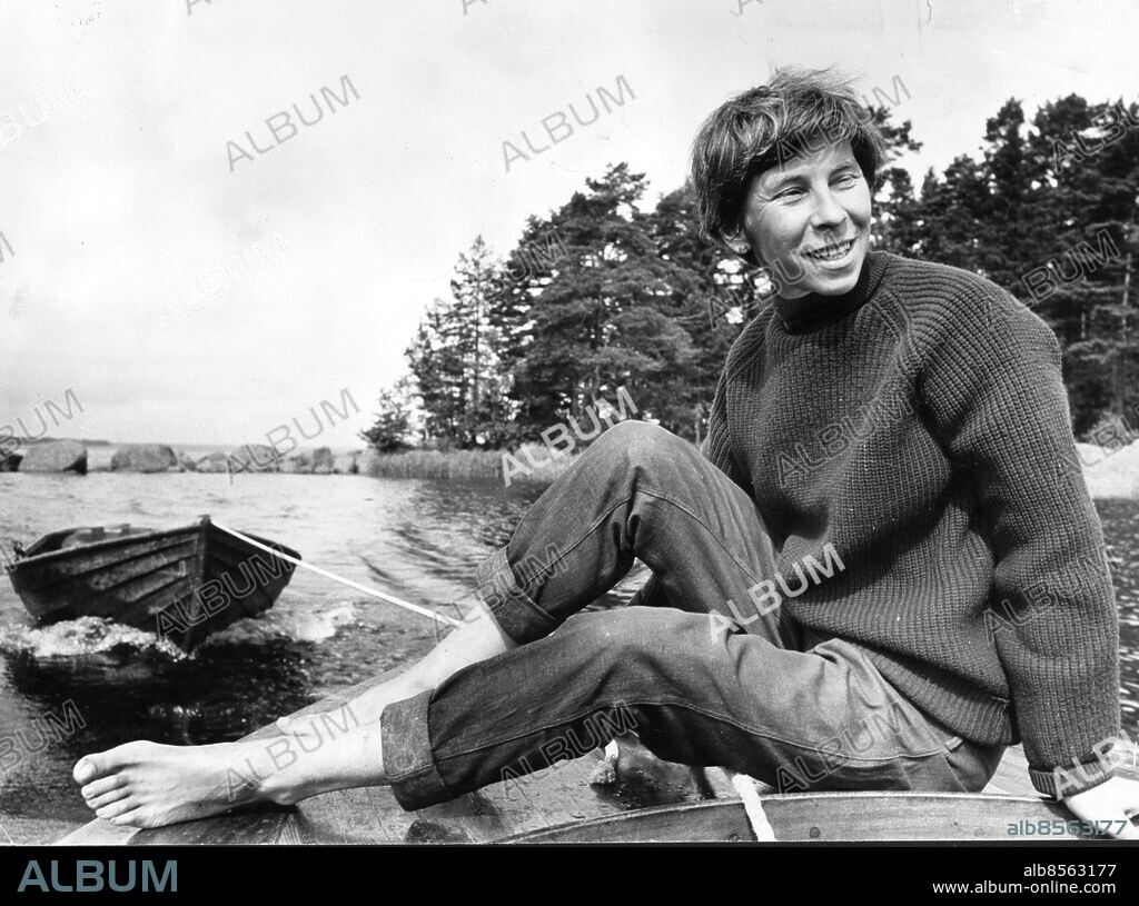STOCKHOLM 27 JUNI 2001 (ARKIV 13 JULI 1961) - Tove Jansson, författare till Muminböckerna, har avlidit. Hon blev 86 år gammal. Bilden visar Tove Jansson sommaren 1961, under en båttur vid hennes barndomsö Bredskär i Finska viken, där hon hade flerahus. Foto: Alf Lidman Kod: 190. COPYRIGHT SCANPIX SWEDEN.