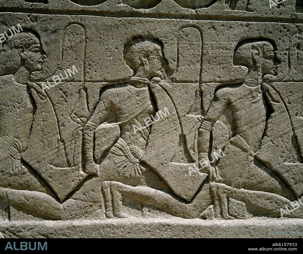 RELIEVES DE ESCLAVOS CON CUERDAS AL CUELLO QUE RELATAN EL POEMA DE PENTAUR DONDE SE NARRA LA BATALLA DE KADESH ENTRE HITITAS Y EGIPCIOS - FOTO AÑOS 80.