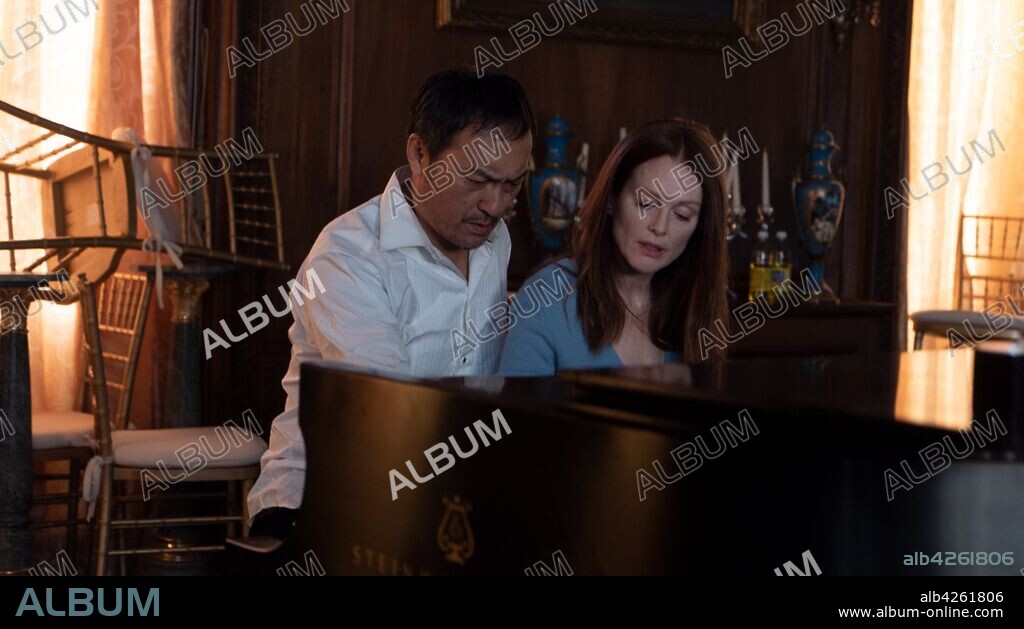 JULIANNE MOORE y KEN WATANABE en BEL CANTO. LA ULTIMA FUNCION, 2018 (BEL CANTO), dirigida por PAUL WEITZ. Copyright DEPTH OF FIELD.