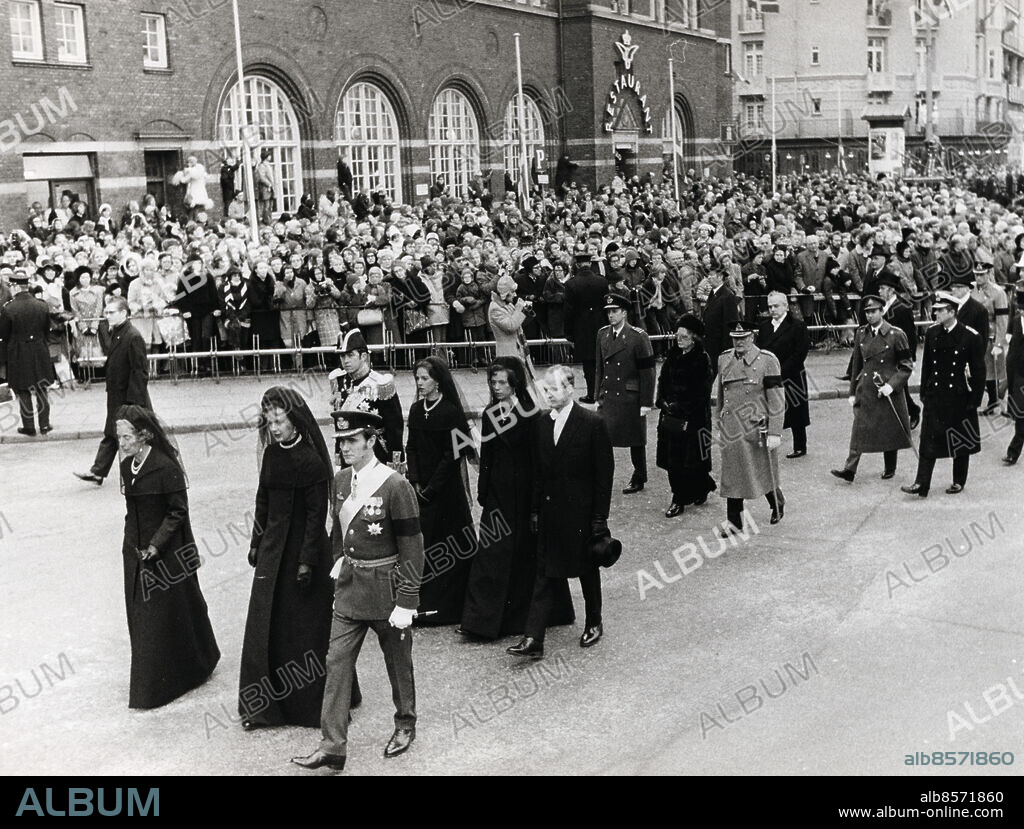 Kung Frederik IX:s begravning, januari 1972 . Sorgetåget i Köpenhamn för färd till begravningsplatsen i Roskilde. Fr.v. Drottning Ingrid,kronprinsessan Margrethe, prins Henrik. Bakre raden fr. v. Konstantin II av Grekland, Anne-Marie av Grekland, prinsessan Benedikte och . prins Richard av Sayn-Wittgenstein-Berleburg. IBL Bildbyrå.
