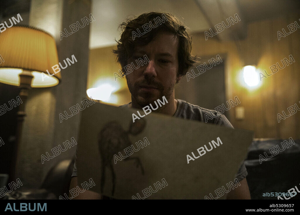 JOHN GALLAGHER JR en VEN A JUGAR, 2020 (COME PLAY), dirigida por JACOB CHASE. Copyright Amblin Partners / Reliance Entertainment.