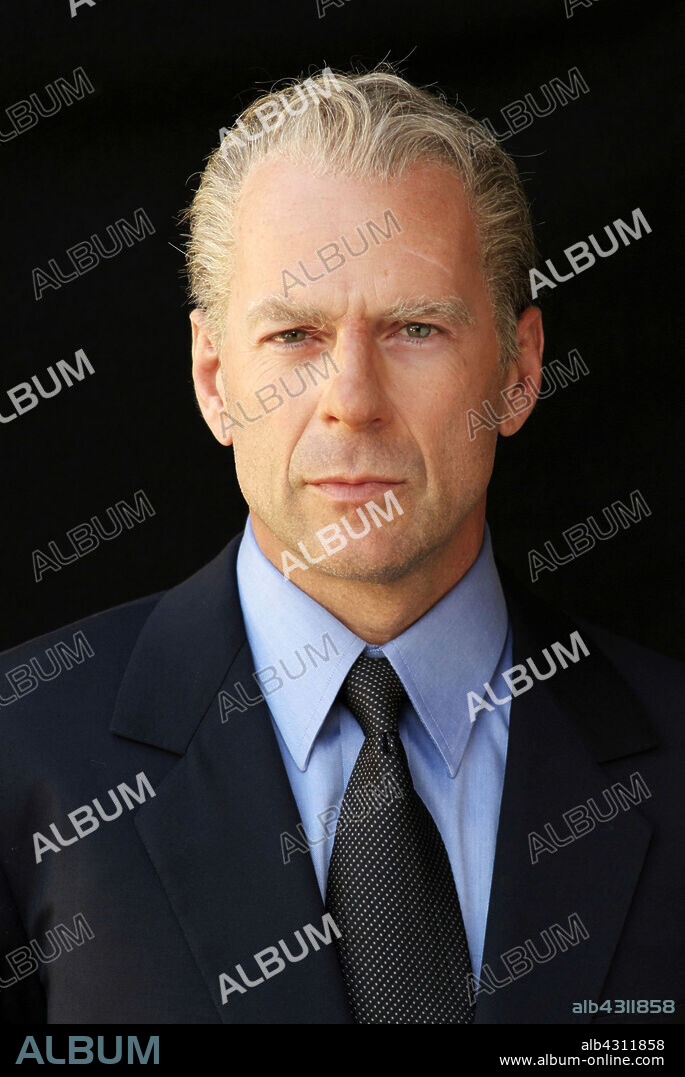 BRUCE WILLIS en ANGELES DE CHARLIE. AL LIMITE, 2003 (CHARLIE'S ANGELS: FULL THROTTLE), dirigida por MCG. Copyright COLUMBIA PICTURES.