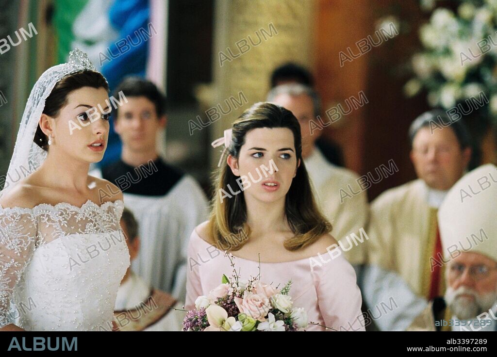ANNE HATHAWAY y HEATHER MATARAZZO en PRINCESA POR SORPRESA 2, 2004 (PRINCESS DIARIES 2: THE PRINCESS DIARIES 2: ROYAL ENGAGEMENT), dirigida por GARRY MARSHALL. Copyright DISNEY ENTERPRISES.