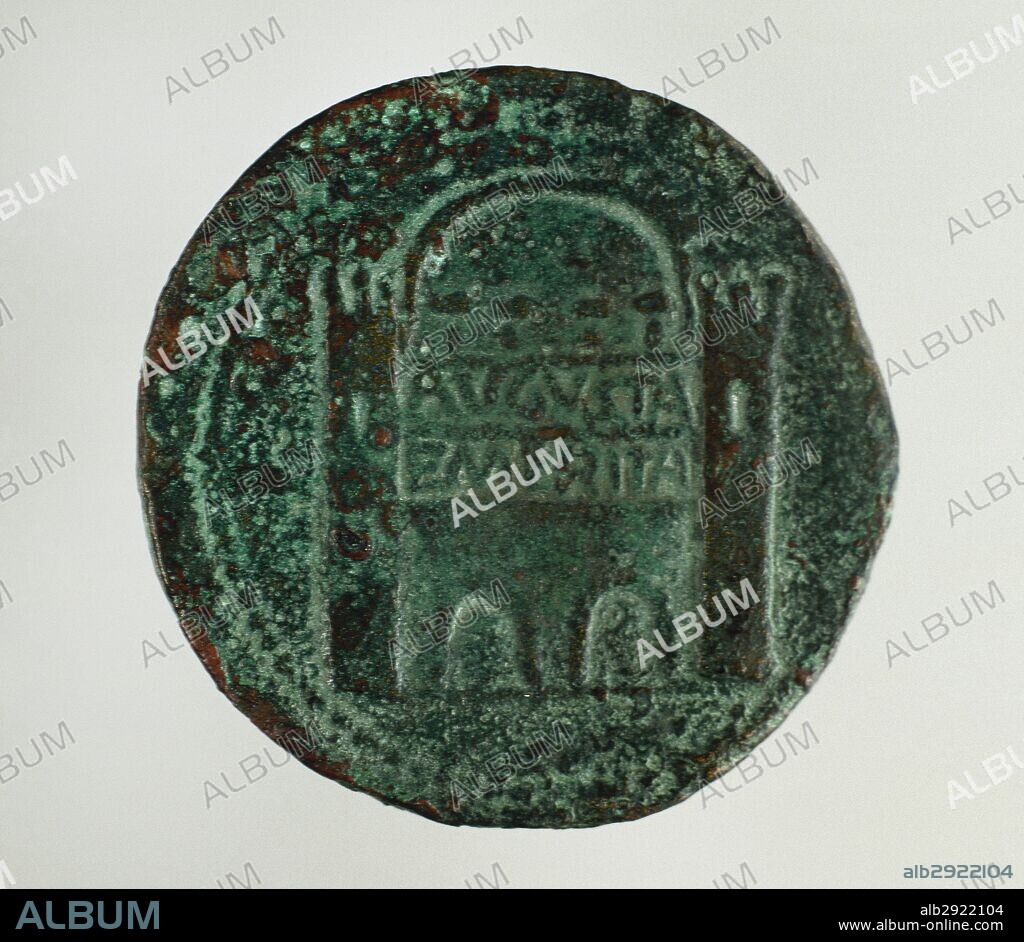 MONEDA ROMANA. ACUÑACION HIPANO-ROMANAS. Reverso de un DUPONDIO de bronce de época de Augusto. Presenta la decoración de la puerta amurallada de la Colonia Augusta Emérita (siglo I a. C.). CECA DE LA COLONIA AUGUSTA EMERITA. Museo Nacional de Arte Romano. Mérida. Provincia de Badajoz. Extremadura. España.