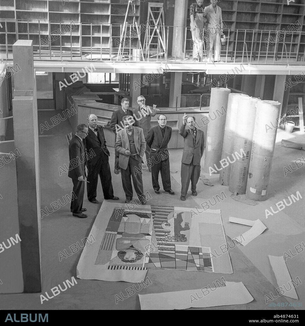 HALMSTAD 1953-01-01. Halmstadgruppen gathered for a decoration. The group consists of the artists Sven Jonson, Waldemar Lorentzon, Esaias Thorén, Axel Olson, Stellan Mörner and Erik Olson (not in order).. Photo: TT Historical / Code 1902.