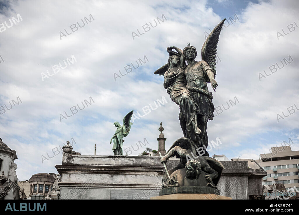 Esculturas de los techos de los Mausoleos con un ángel.