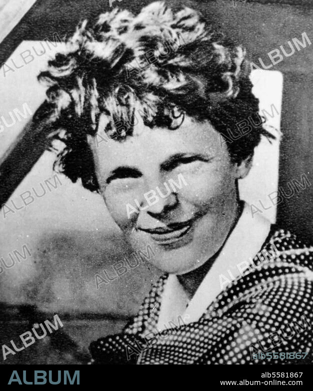 Earhart, Amelia (verehel. Putnam-Earhart); US-amerikanische Flugpionierin und Frauenrechtlerin (überflog am 20./21. Mai 1932 als erste Frau nonstop allein den Atlantik); Atchison (Kansas) 24. 7. 1897 - verschollen am 2. Juli 1937 über dem Pazifik und in der Folge gestorben, möglicherweise auf der Pazifik-Insel Nikumaroro (früherer Name Gardner Island). Porträtaufnahme, undat.