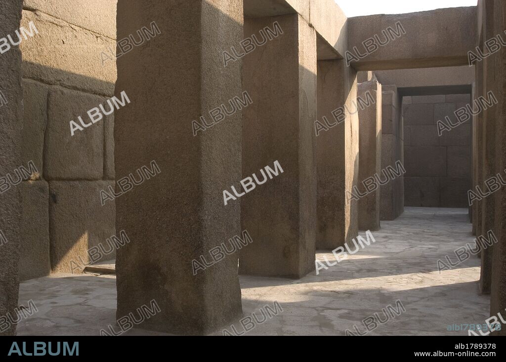 ARTE EGIPCIO. EGIPTO. EL GIZA. PIRAMIDES Y NECROPOLIS. TEMPLO DE GRANITO. Denominado incorrectamente "Templo de la Esfinge", y en realidad se trata del TEMPLO DEL VALLE DEL COMPLEJO FUNERARIO DE KEFREN. Realizado en gruesos bloques de granito rosa. Ribera occidental del Río Nilo. PERIODO ANTIGUO. (Dinastía IV). Alrededores Cairo.
