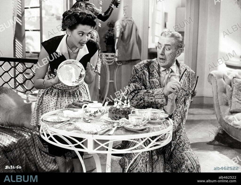 ALEC GUINNESS and YVONNE DE CARLO in THE CAPTAIN'S PARADISE, 1953, directed by ANTHONY KIMMINS. Copyright LONDON FILMS.