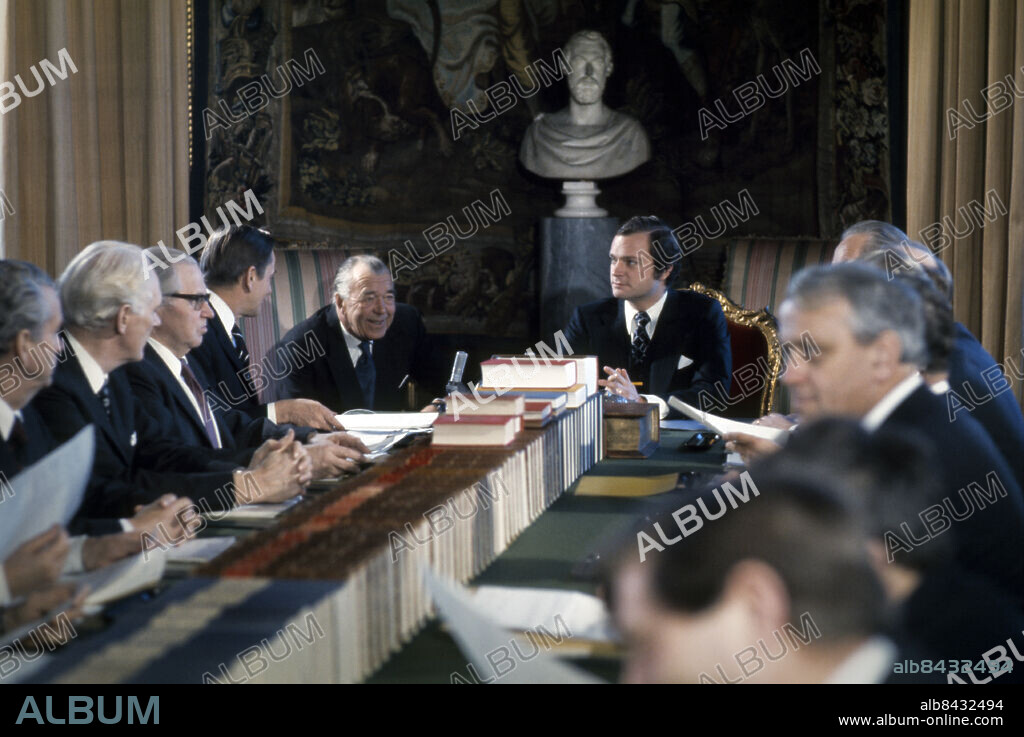 STOCKHOLM JANUARI 1975. Kung Carl XVI Gustaf (längst bort i mitten) samt finansminister Gunnar Sträng (S), statsminister Ololf Palme och prins Bertil (tv om kungen) under konseljen i januari 1975.. Foto: TV-Nytt Aktuellt / SVT Bild / Kod: 5600. Sthlm Ö.