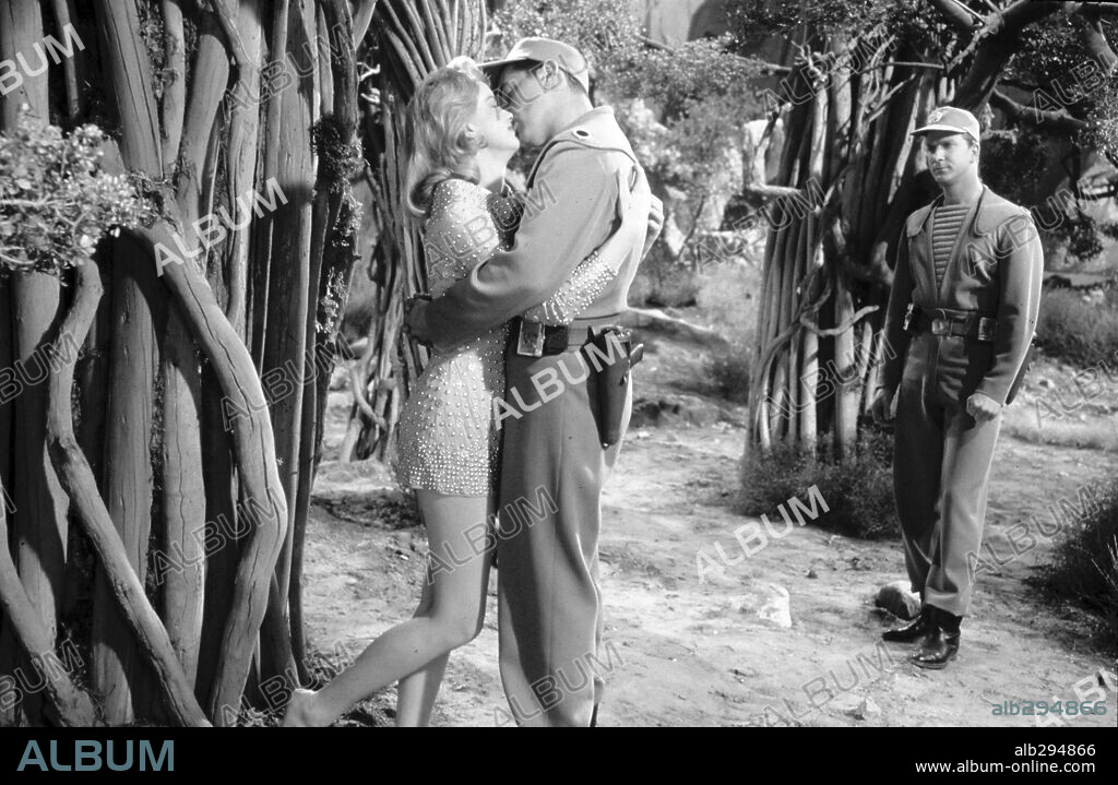 ANNE FRANCIS y LESLIE NIELSEN en PLANETA PROHIBIDO, 1956 (FORBIDDEN PLANET), dirigida por FRED M. WILCOX. Copyright M.G.M.