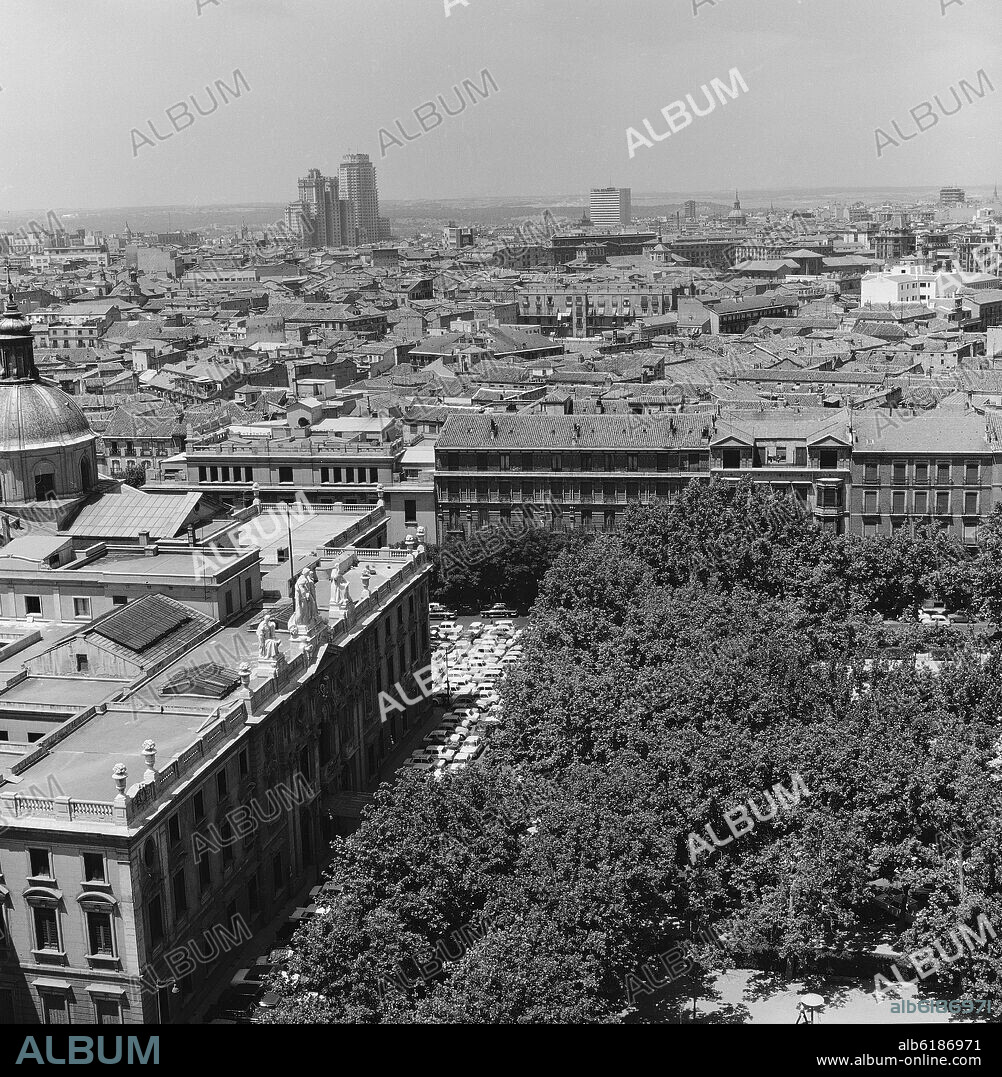 PANORAMICA DE MADRID CON EL PALACIO DE JUSTICIA EN PRIMER TERMINO - FOTOGRAFIA EN BLANCO Y NEGRO - AÑOS 60.