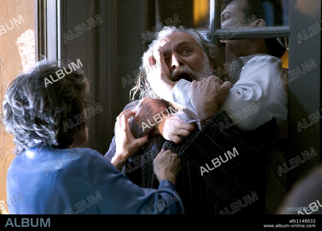 CRAIG SUSSER y ELAINE KAGAN en QUARANTINE, 2008. Copyright ANDALE PICTURES/SCREEN GEMS/VERTIGO ENTERTAINMENT.