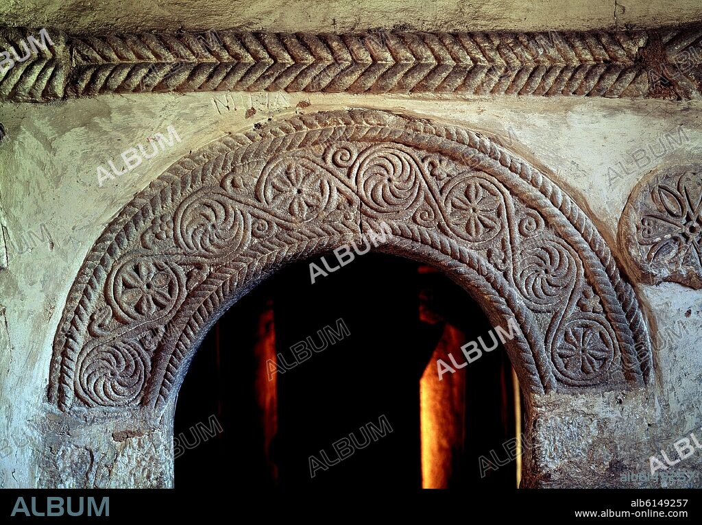ARCO LABRADO DE LA TRIBUNA SOBRE EL VESTIBULO DE ENTRADA DE LA IGLESIA DE SAN MIGUEL DE LILLO - SIGLO IX - PRERROMANICO ASTURIANO.