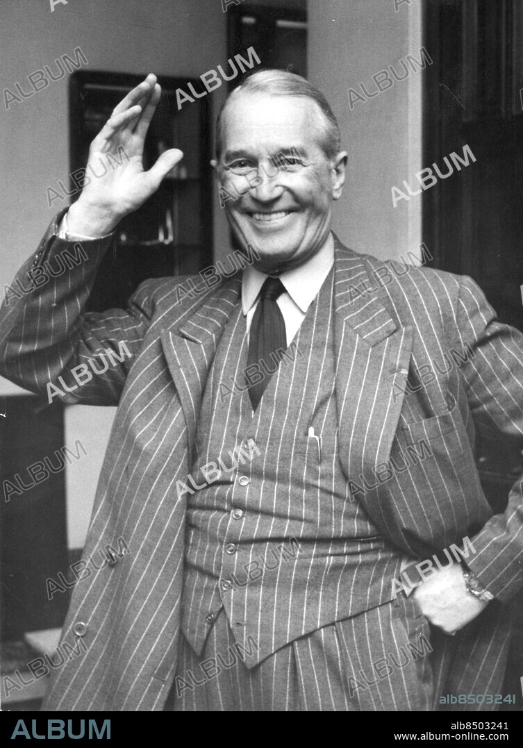 Franske underhållaren Maurice Chevalier / i Malmö Stadsteater febr 1958 /. porträtt / lyfter på hatten stråhatt. Chevalier Maurice sång textförfattare artist Frankrike Portr 1958. (c9 Ture Hellström / Sydsvenskan / IBL.