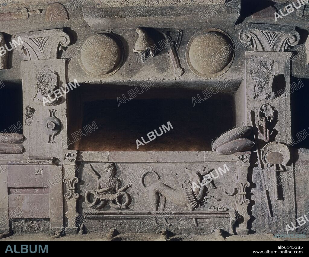 TUMBA DE ALCOBA CON RELIEVE - SIGLO VI AC -NECRÓPOLIS DE LA BANDITACCIA - CERVETERI (LACIO) ITALIA.