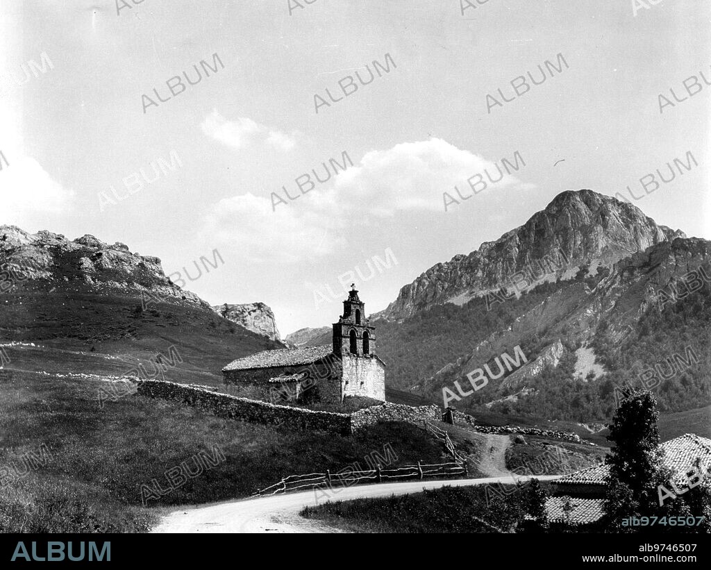 1959. Vista parcial del pueblo Piedrasluengas (Palencia).